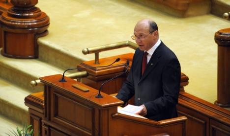 Băsescu, huiduit în timpul discursului din Parlament: "Demisia!"